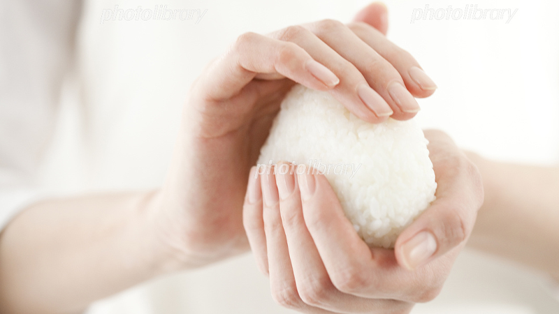 おむすびを握っている写真